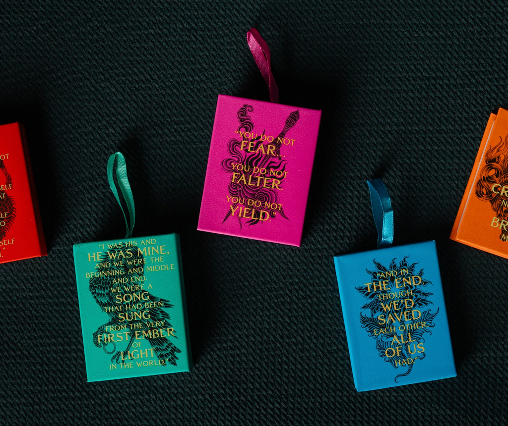 A Court of Thorns and Roses Ornament Set - Books (Paper)